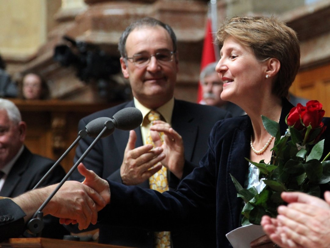 Simonetta Sommaruga lors de son élection au Conseil fédéral, le 22 septembre 2010. A gauche, Guy Parmelin, alors conseiller national.