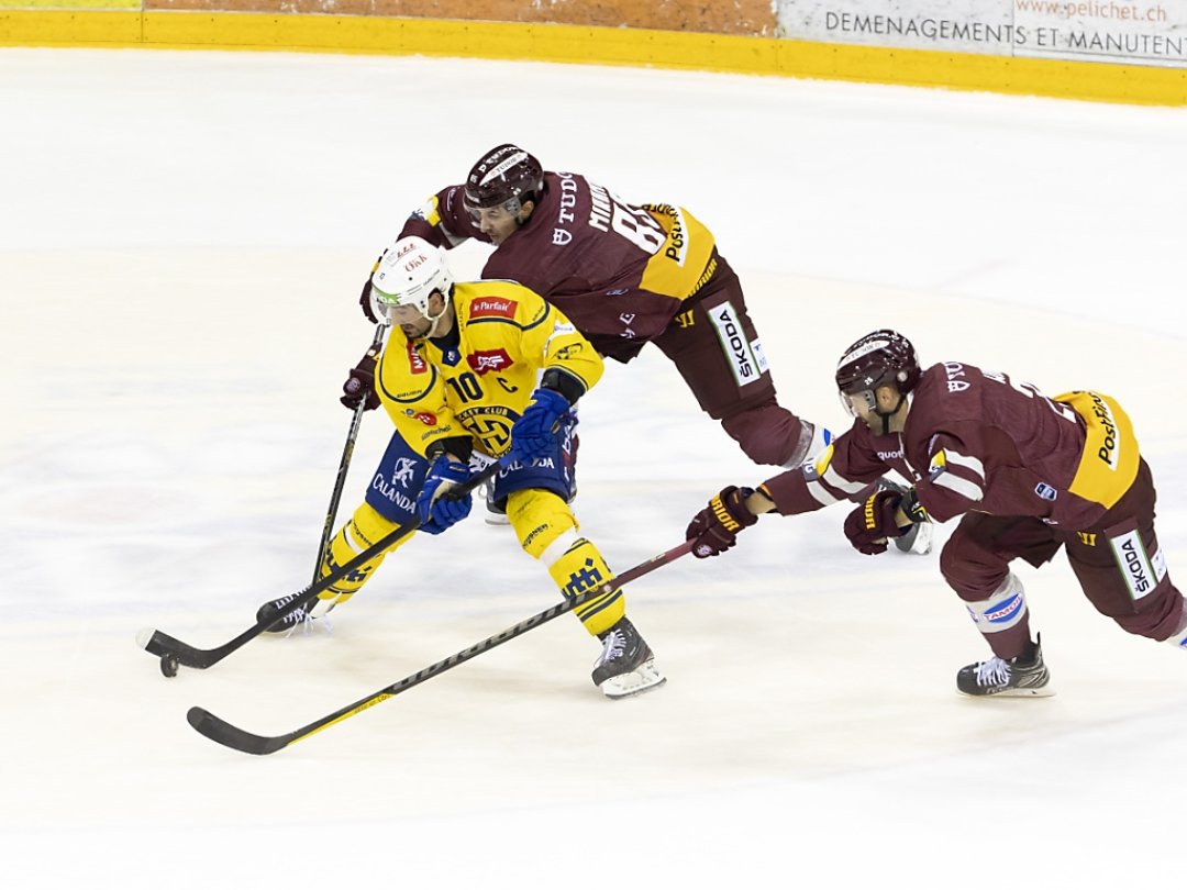 Andres Ambühl se joue des Servettiens Marco Miranda et Daniel Winnik.