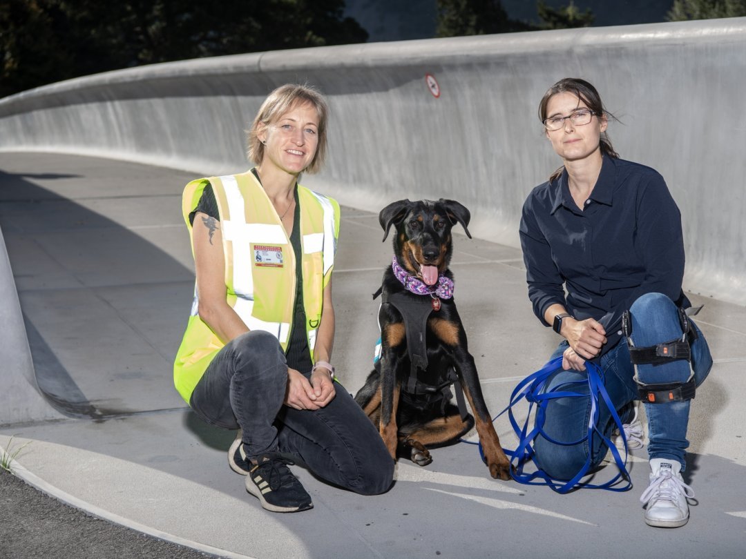 Nara suit la formation de chien d'assistance avec sa maîtresse Vanessa Simon (à droite) et l'éducatrice de SwissHelpDogs Mélanie Vuillerat.