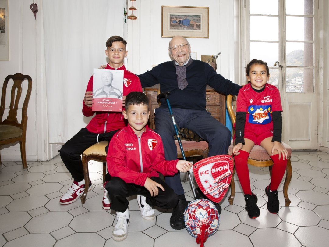 En octobre 2022, lors de la réception officielle organisée pour ses 100 ans, Jacques Guhl avait posé avec trois jeunes du mouvement juniors du FC Sion.