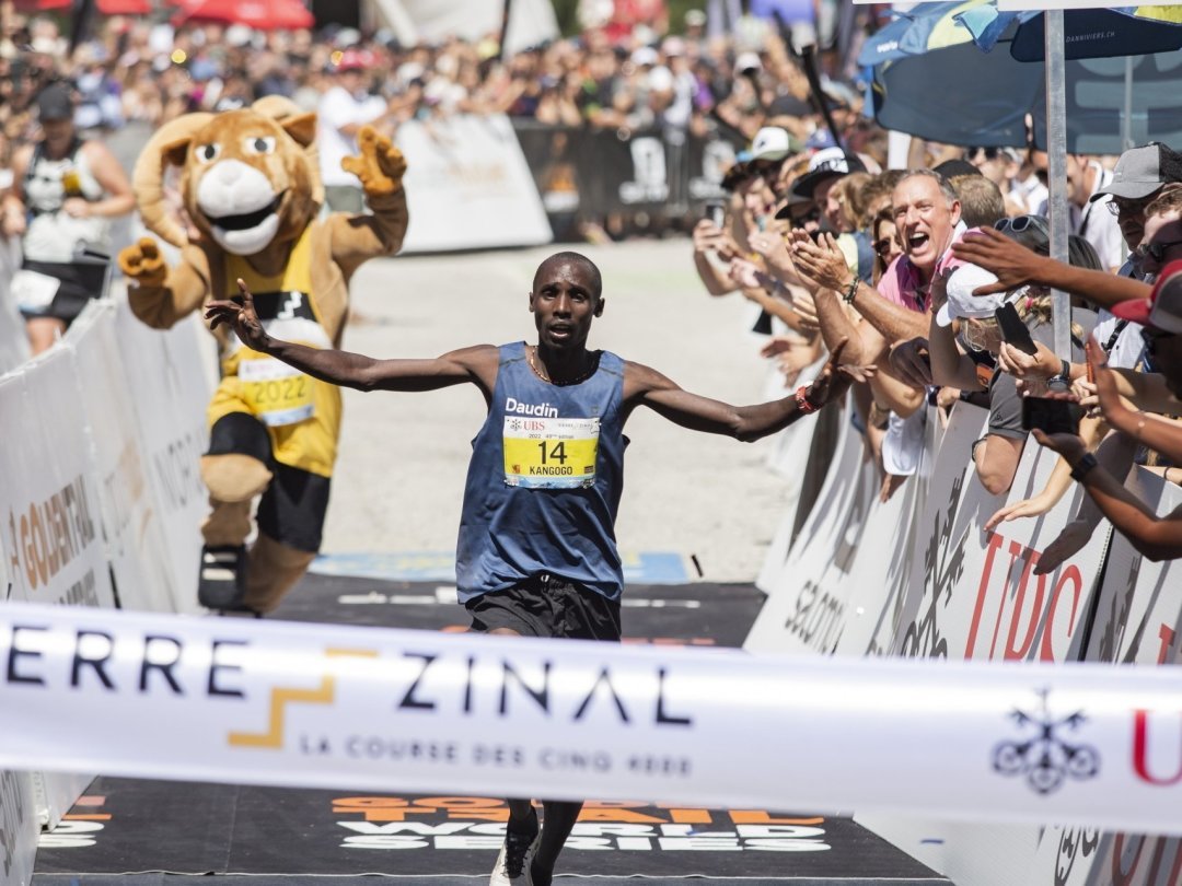 Mark Kangogo s'apprête à franchir en vainqueur la ligne d'arrivée de la course Sierre - Zinal le 13 août.