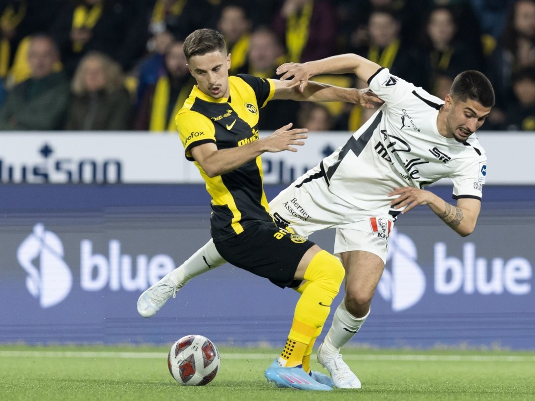 Quentin Maceiras récupère le ballon face à Alexis Antunes lors du match entre les Young Boys et le Servette FC le 23 avril.