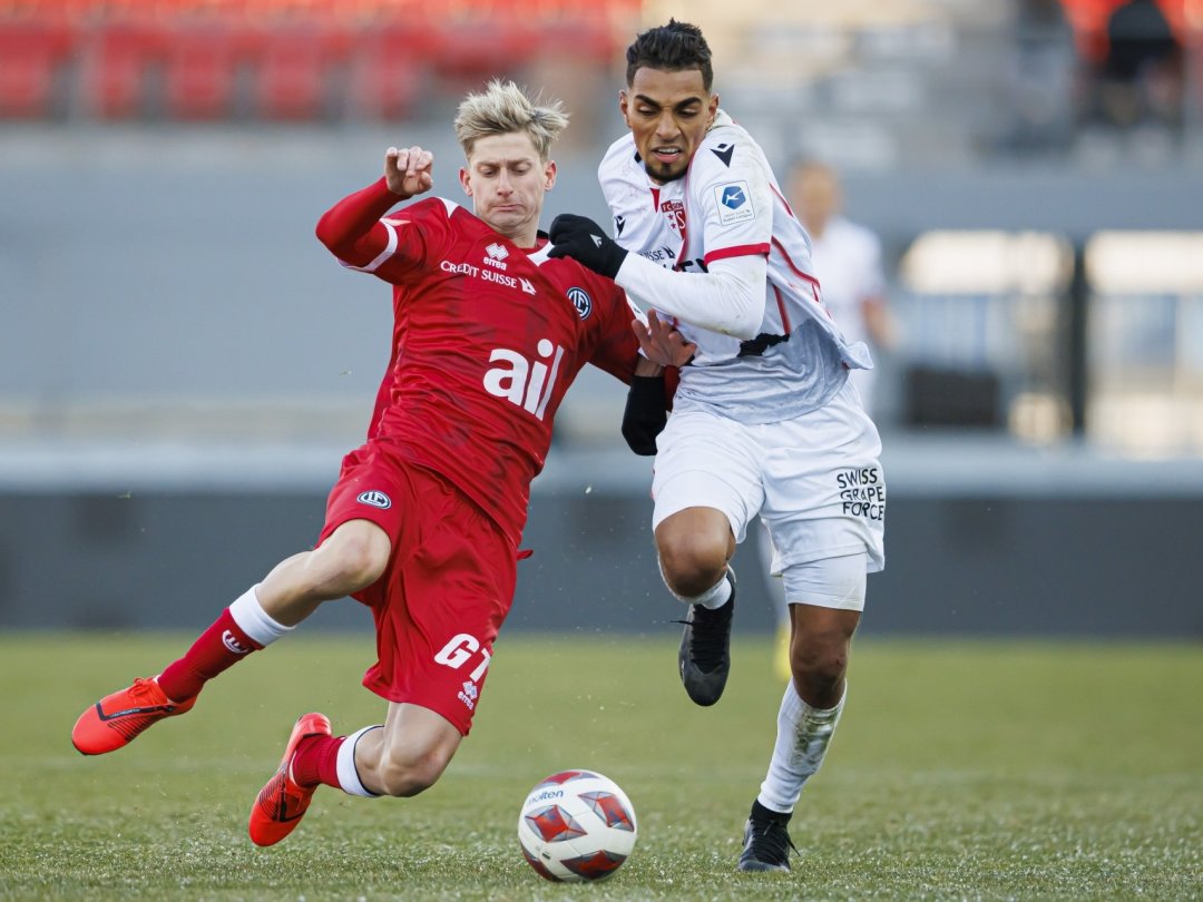 Ilyas Chouaref tente d’échapper au tacle de Roman Macek.