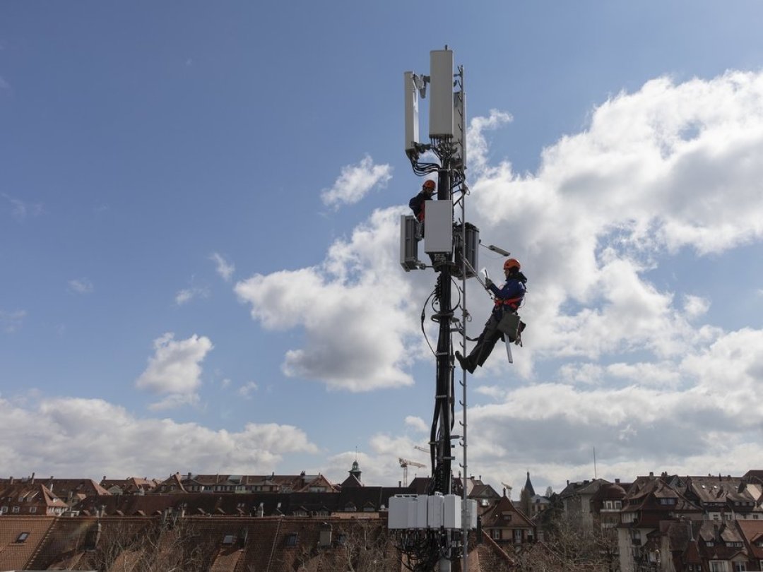 Des ouvriers installent une antenne 5G de Swisscom à Berne.