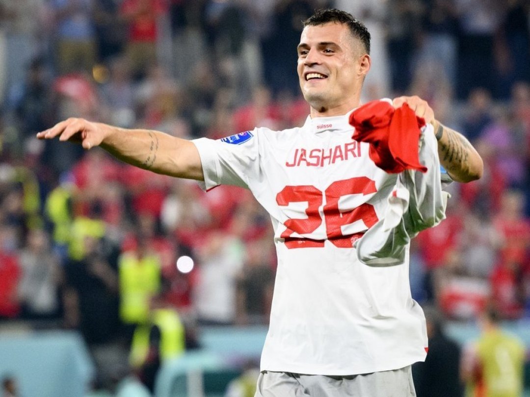 Granit Xhaka célèbre la victoire de l'équipe de Suisse face à la Serbie en portant le maillot de son coéquipier Ardon Jashari.