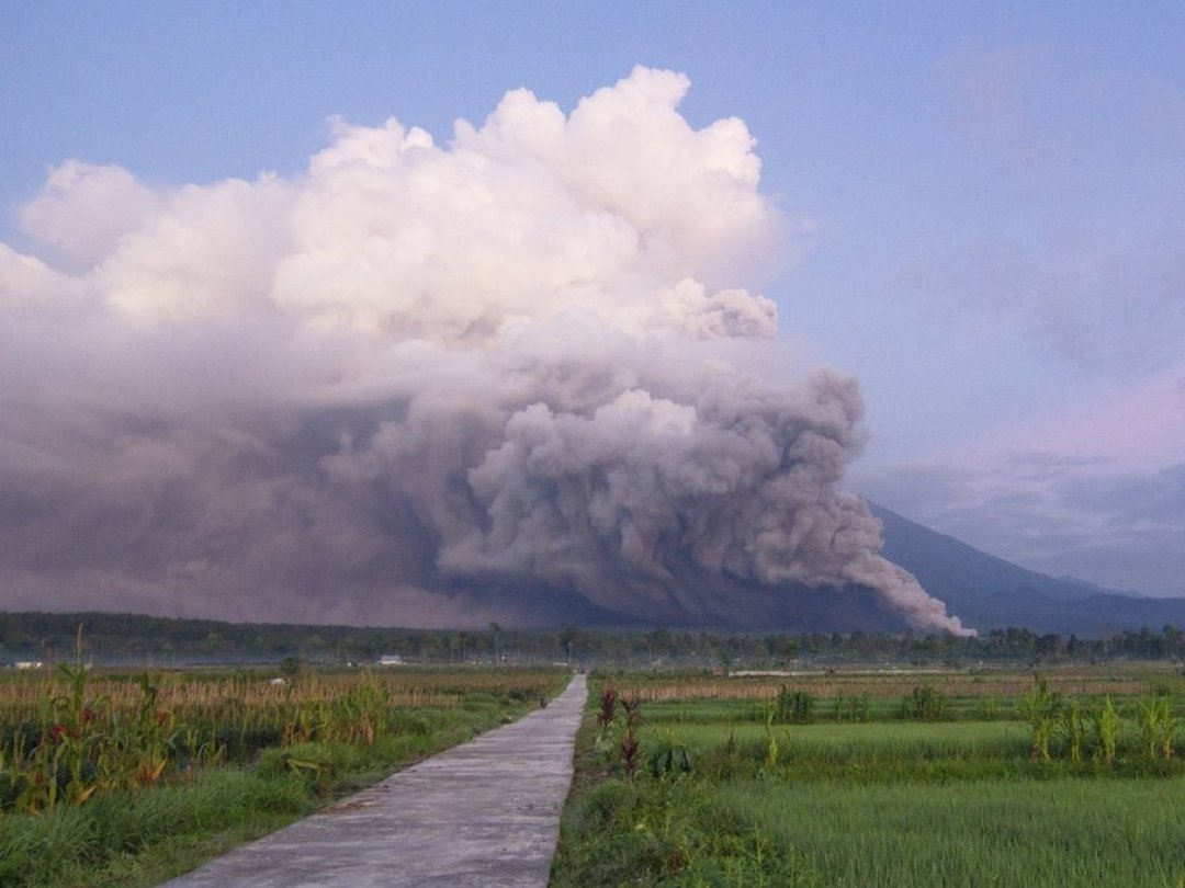 Le volcan Semeru, situé sur l'île de Java, est entré en éruption dimanche.
