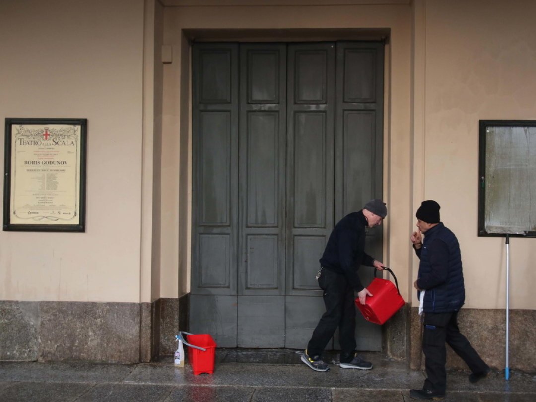 Une équipe de nettoyage de La Scala a nettoyé le bâtiment.