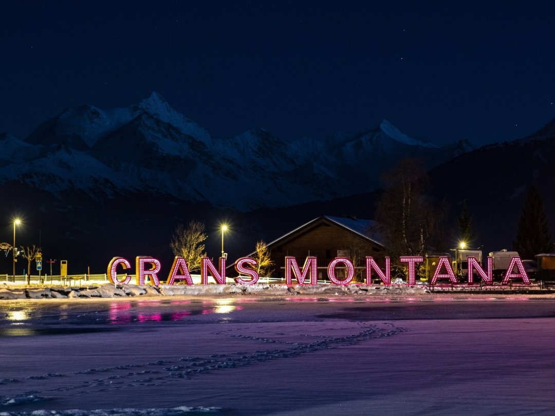 Les lettres de Crans-Montana ont été teintées en rose, la couleur du Giro.