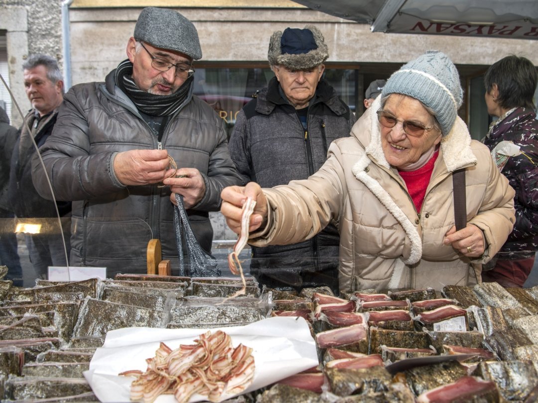 La Foire au lard, l'occasion de déguster des produits du terroir dans un marché festif où déambulent habitués et visiteurs venus d'autres cantons.
