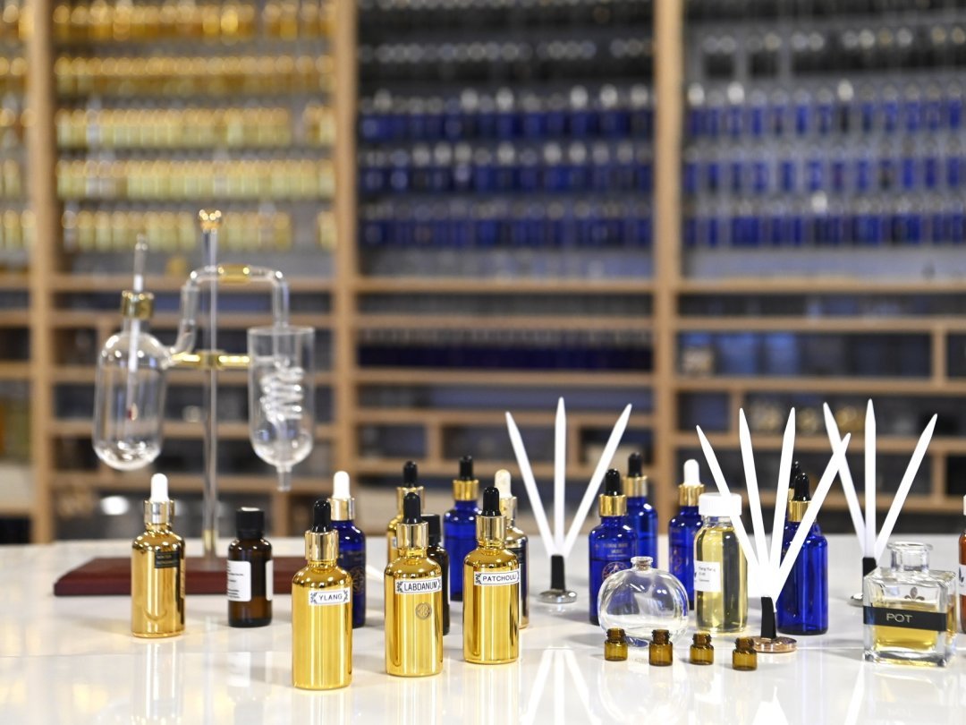 Patchouli, vétiver, ambre gris... Autant de matières naturelles précieuses que les ateliers permettent d’apprendre à connaître et à associer pour composer des parfums.