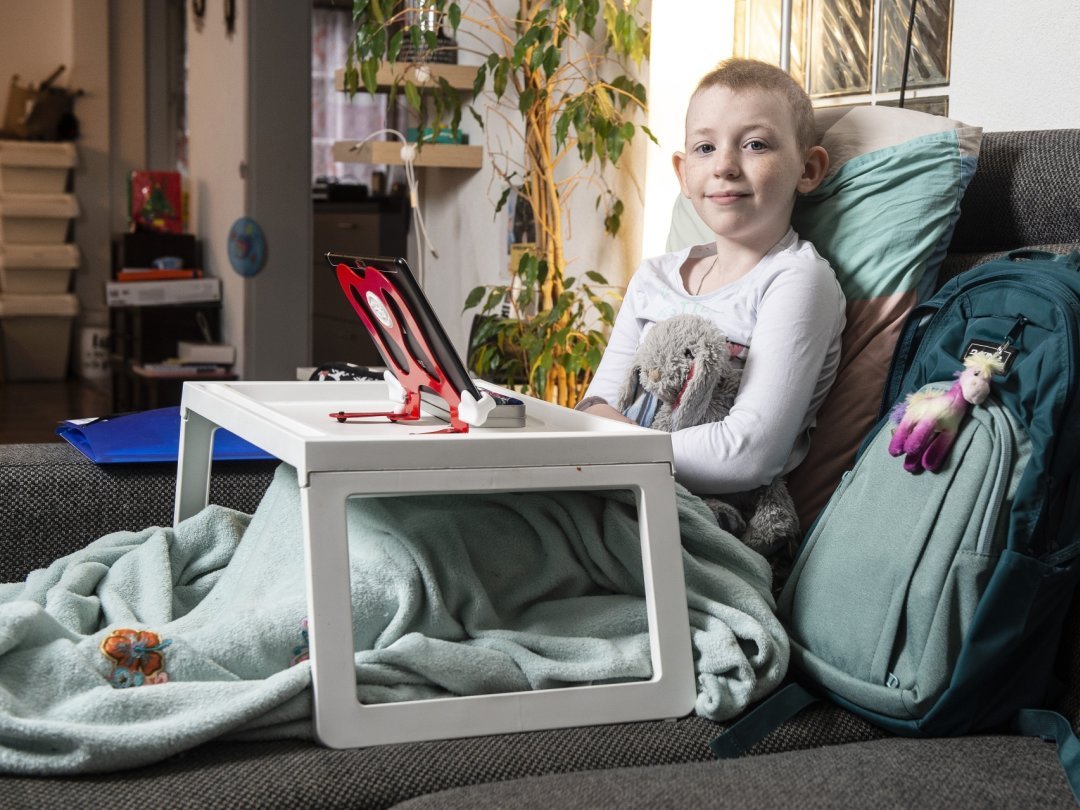 Noélie Mévillot, atteinte d'un cancer pédiatrique, est bien installée devant sa tablette pour piloter son robot Buddy en classe.