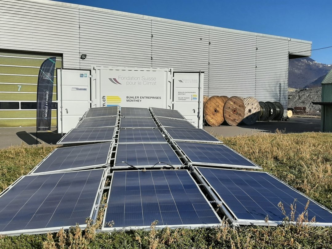 Cette centrale énergétique compacte et innovante, d’une puissance de 15 kW, est alimentée par 20 mètres carrés de panneaux solaires rétractables.