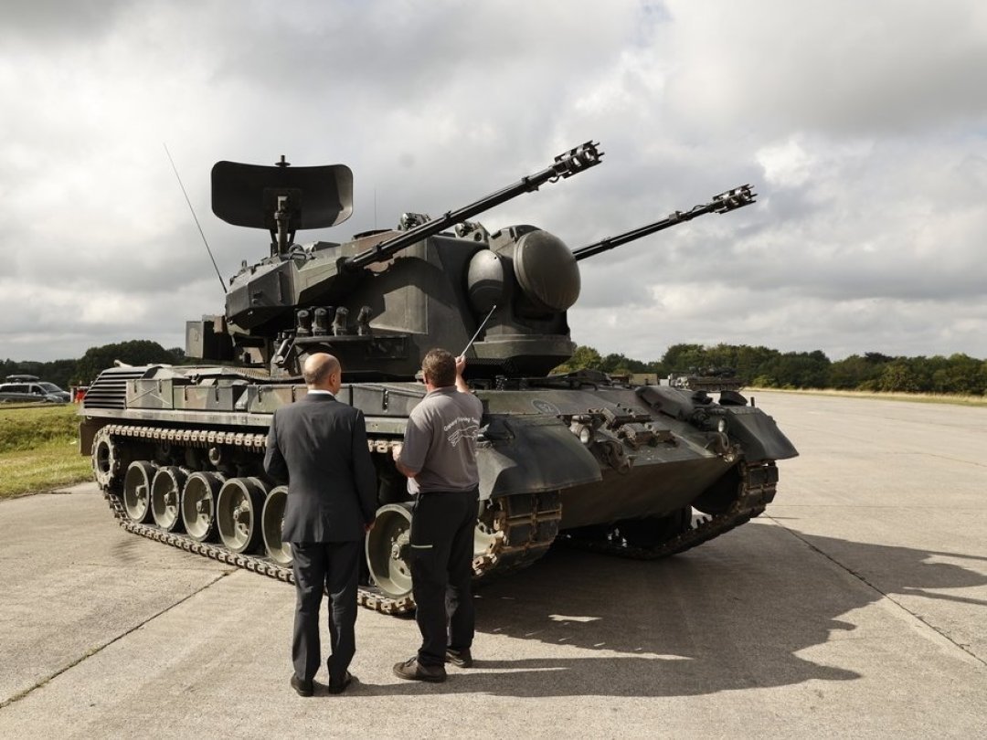 En août dernier, le chancelier Olaf Scholz inspectait des chars anti-aériens Guépard avant leur départ pour l'Ukraine. Depuis, l'Allemagne fait pression sur la Suisse pour des munitions.
