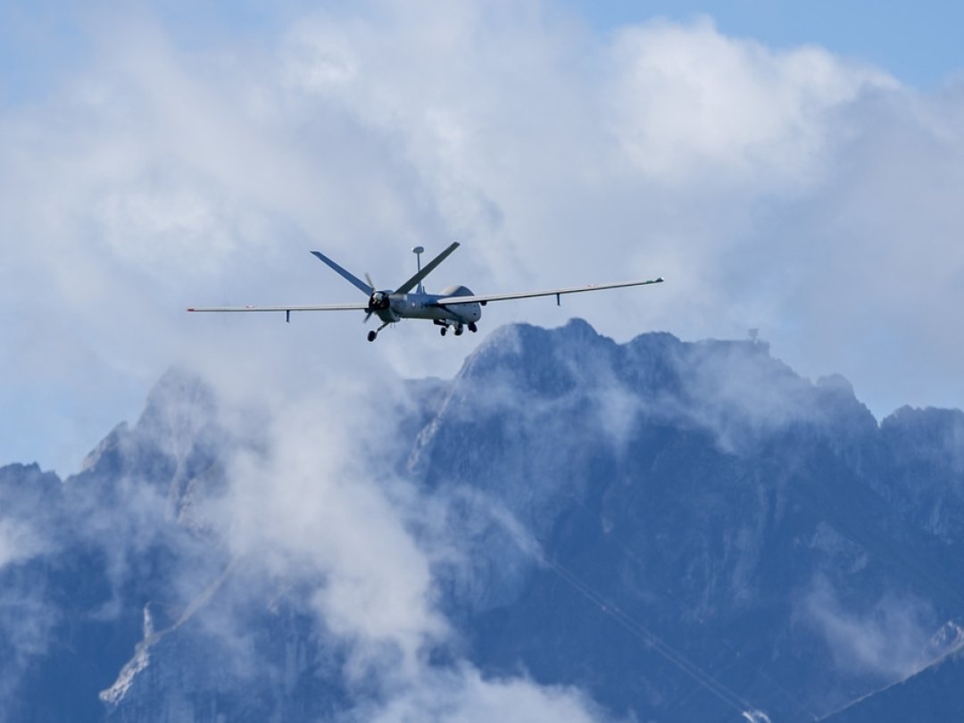 Un drone ADS 15 de l'Armée suisse survole la base aérienne d'Emmen (LU) en septembre dernier.