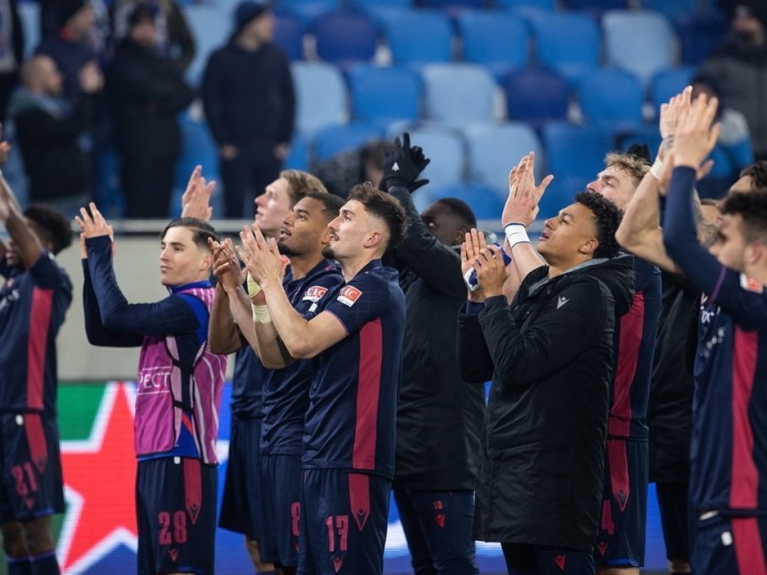 Les joueurs bâlois saluent leurs supporters après leur qualification face au Slovan Bratislava.