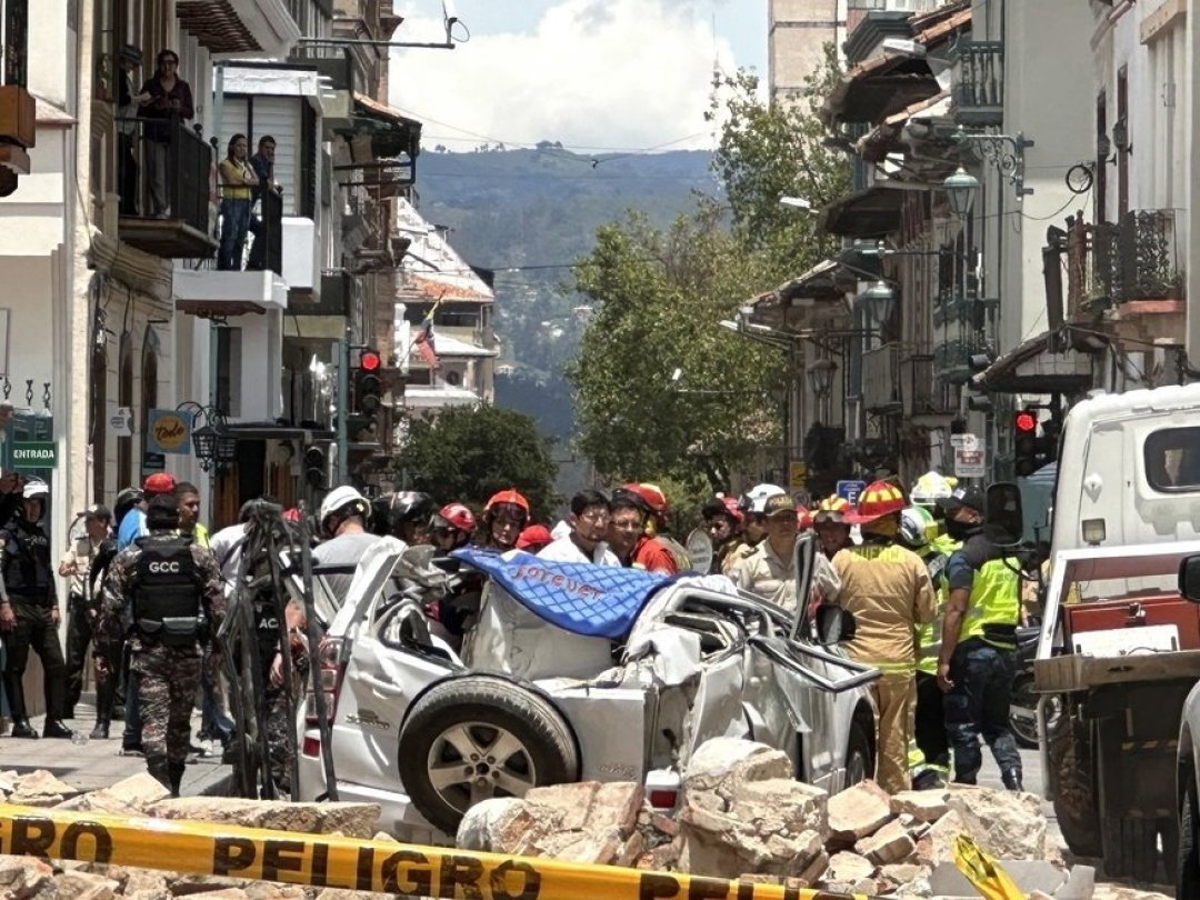 Dans le centre historique de Cuenca, des journalistes de l'AFP ont vu des bâtiments effondrés, des maisons anciennes endommagées, des murs fissurés et des véhicules écrasés par les débris.