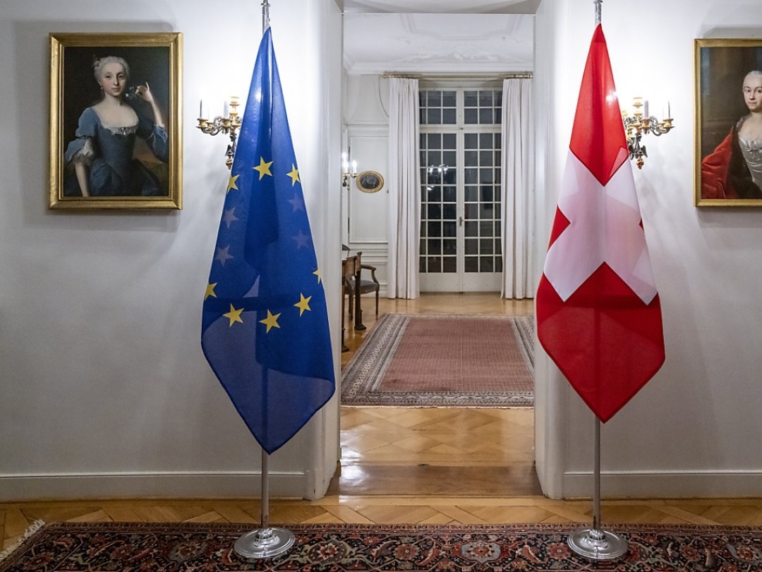 La majorité des personnes interrogées dans un sondage de gfs.bern voient plus d'avantages que d'inconvénients dans les accords bilatéraux entre la Suisse et l'UE (archives).