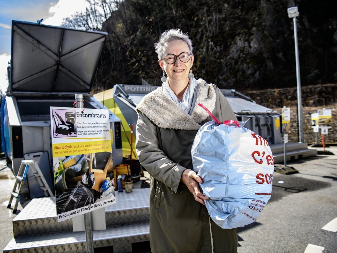 A la déchetterie de Vionnaz, la présidente Valérie Bressoud-Guérin montre l'exemple: le plastique doit désormais être mis dans les sacs blancs taxés .