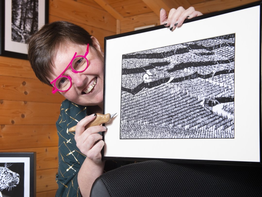 Muriel Jeanmonod crée des dentelles de papier tenant en un seul morceau. Dans le monde des découpeurs, elle se distingue en travaillant à partir de photos qu’elle retravaille à l’ordinateur.