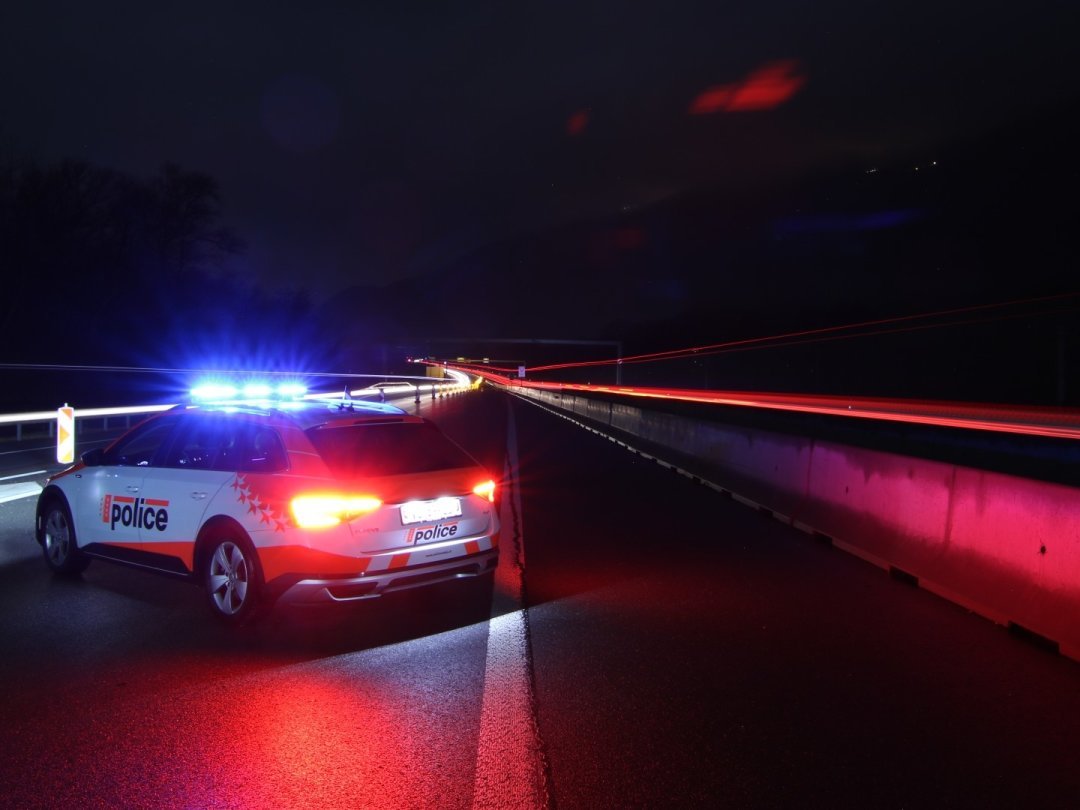 À la suite d'une course-poursuite avec des cambrioleurs, un policier a été blessé et hospitalisé.