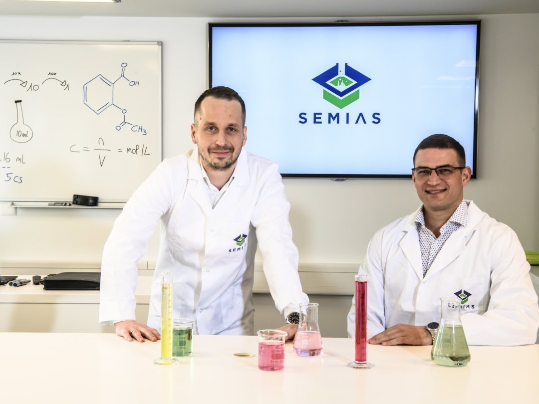 Eric Evéquoz (à gauche) et Joachim Delasoie forment les futurs auxiliaires de laboratoire à raison de quinze samedis de cours, de septembre à juin, à Sion.