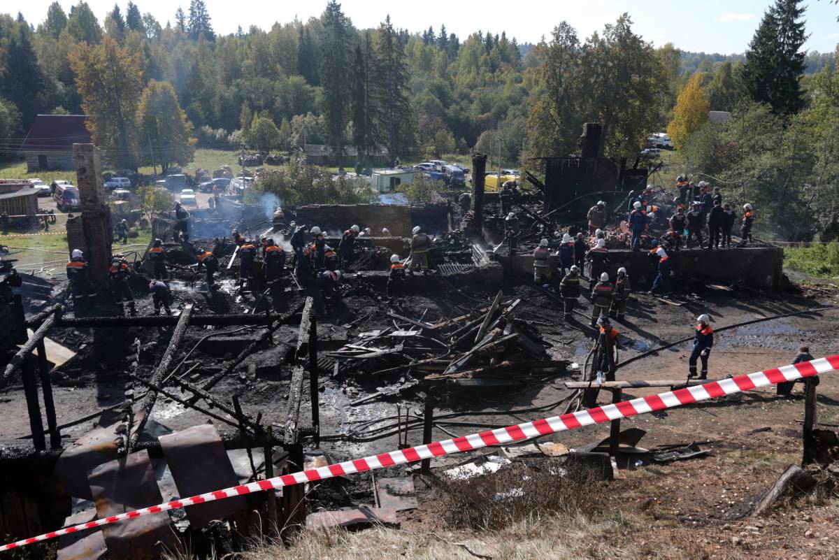 Les pompiers finissent d'éteindre le sinistre. 37 personnes sont mortes dans l'incendie de l'asile.