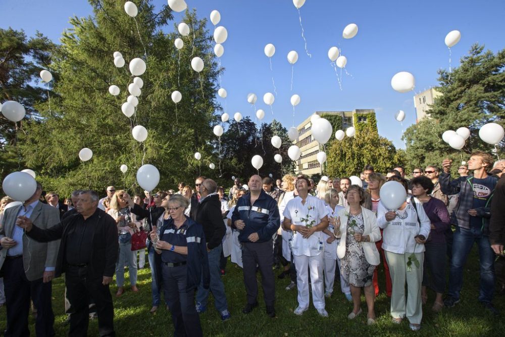 Prison guards and staff of the prison of Champ Dollon, colleagues and persons make a symbolic release of balloons during a rally to pay tribute to Adeline, a social therapist which was found dead in the wood, in Puplinge near Geneva, Switzerland, Monday, September 23, 2013. Adeline was killed by a prisoner accompanied for educational field trip. (KEYSTONE/Salvatore Di Nolfi)