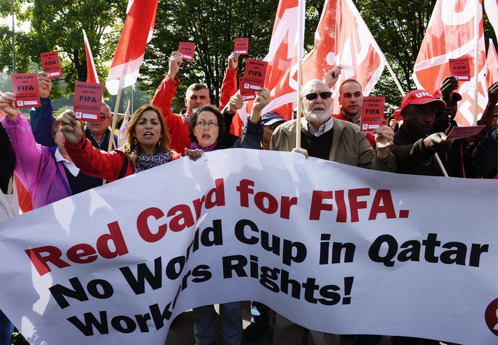 Mitglieder der Gewerkschaft UNIA demonstrieren vor dem Hauptsitz des Weltfussballverbandes FIFA gegen die Fussball Weltmeisterschaft 2022 in Katar, am Donnerstag, 3. Oktober 2013, in Zuerich. Auf den Baustellen in Katar sind bereits mehrere Arbeiter ums Leben gekommen. (KEYSTONE/Steffen Schmidt)