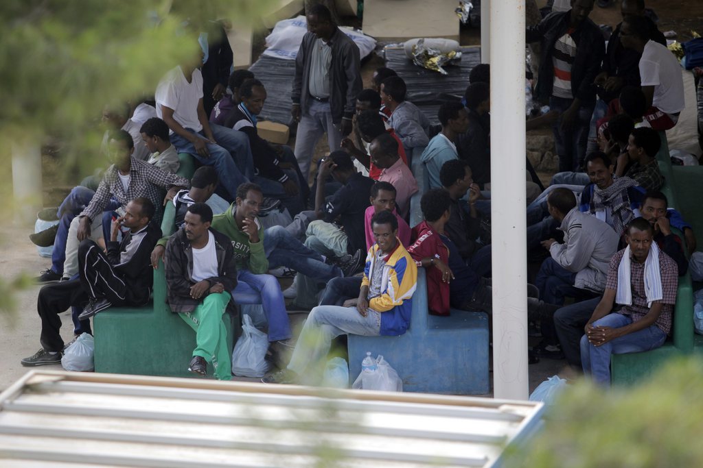 Les migrants sont rassemblés dans un camp provisoire.