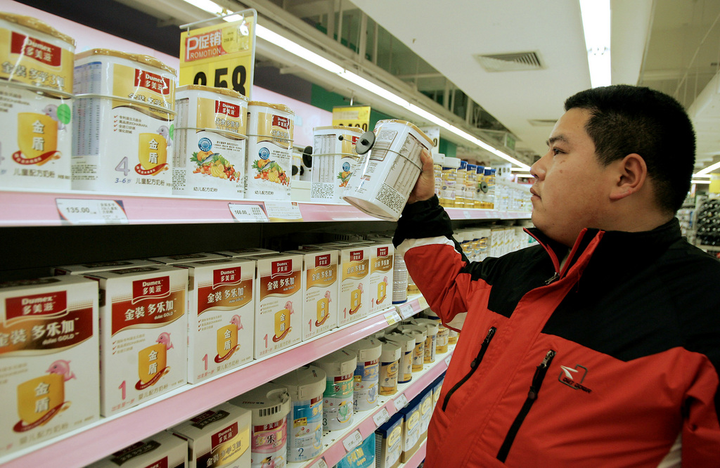 Depuis le scandale de la mélamine découverte dans du lait pour bébé en 2008, la prise du biberon fait l'objet d'un débat en Chine.