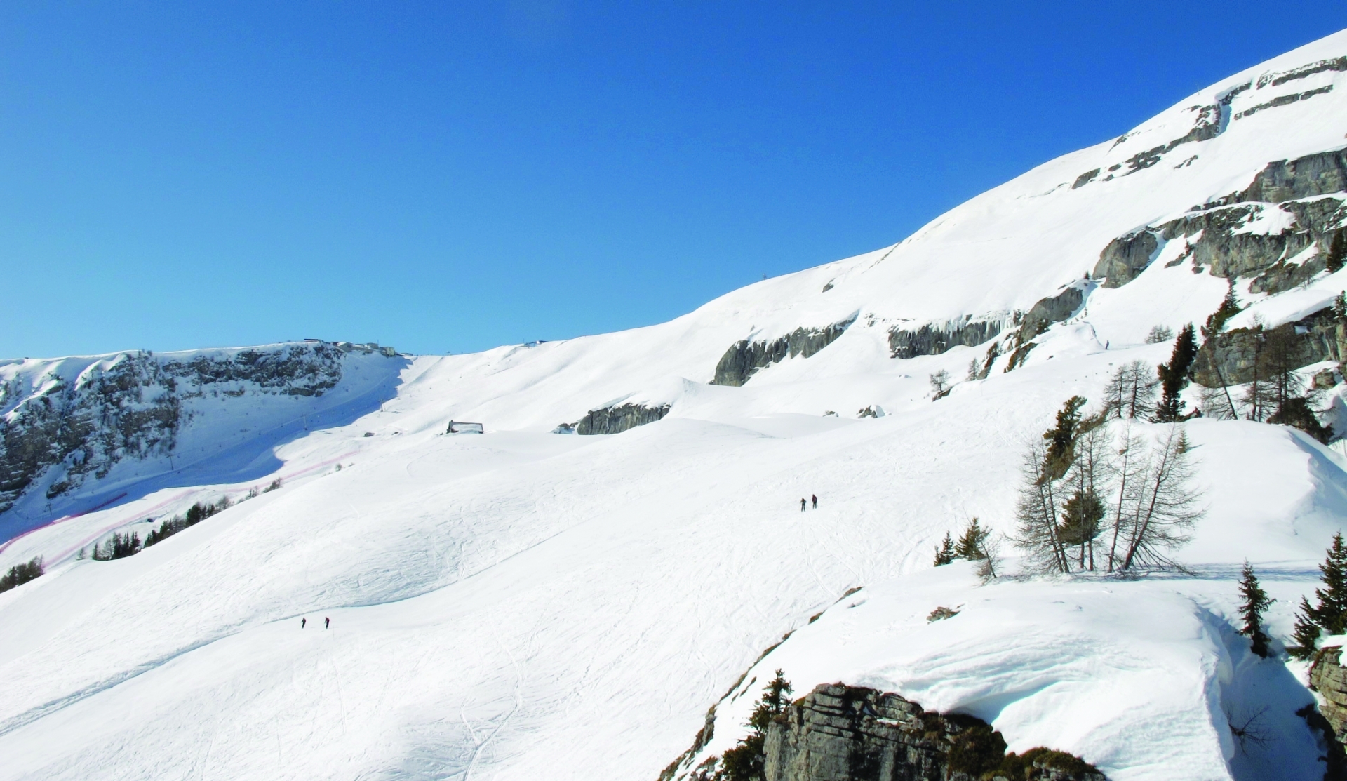 Sur le domaine skiable des Remontées mécaniques de Crans-Montana-Aminona: depuis la télécabine des Violettes, vue panoramique vers Cry d'Er.