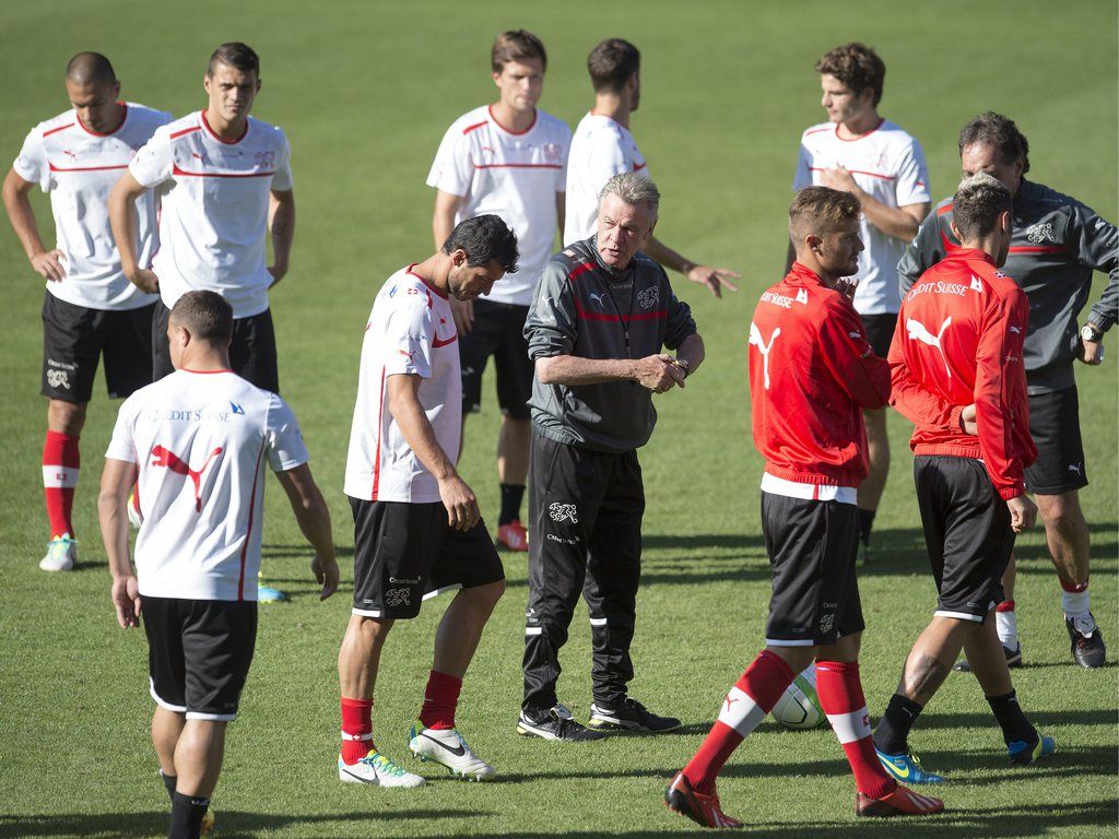 Ottmar Hitzfeld a dirigé une équipe incomplète pour son premier entraînement sur la pelouse de Freienbach. 