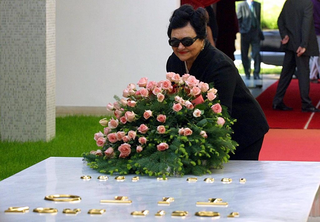 Jovanka Broz, la veuve du défunt dirigeant yougoslave Josip Broz Tito (ici lors de son enterrement), dernier symbole de la Yougoslavie communiste, a été enterrée samedi à Belgrade aux côtés de son époux avec les honneurs d'État.