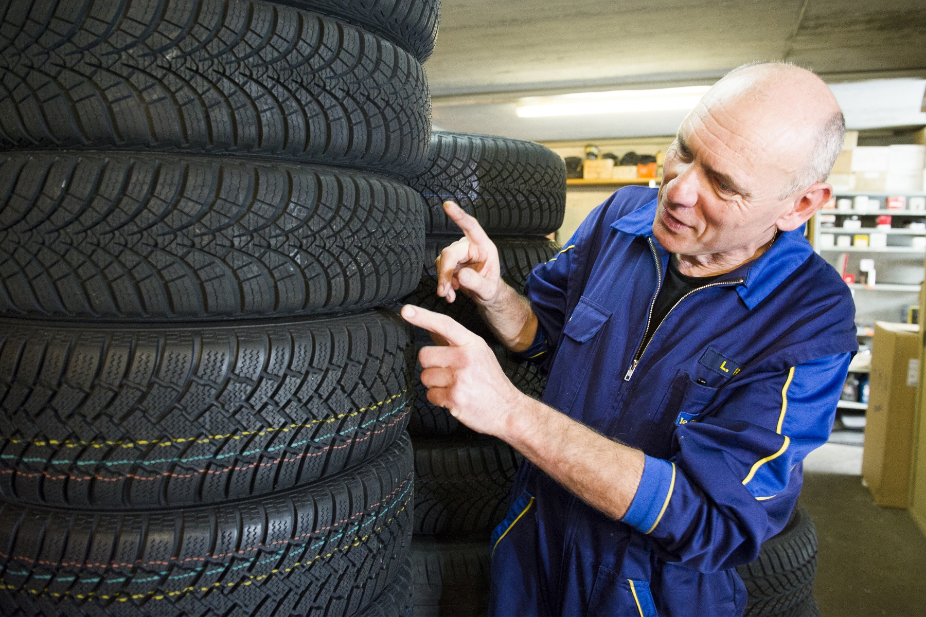 Luciano Ruffini, du garage Saint-Martin à Leytron, incite les conducteurs à faire poser les pneus d'hiver dès que les températures atteignent 7 degrés et moins le matin.