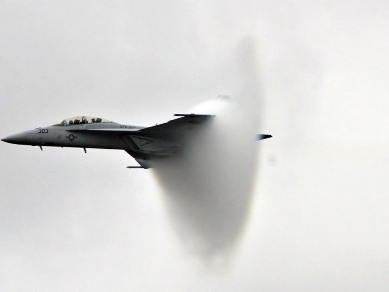 Deux F/A-18 ont dépassé le mur du son provoquant une forte déflagration dans le Valais central.