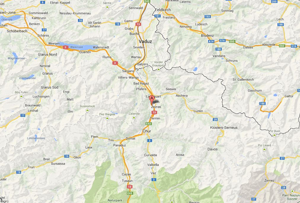 Un motocycliste a chuté sur l'autoroute A13 près de Zizers (GR) dimanche après-midi, après avoir heurté deux canoës. Les deux embarcations s'étaient détachées de leur fixation sur le toit d'un véhicule circulant devant la moto.