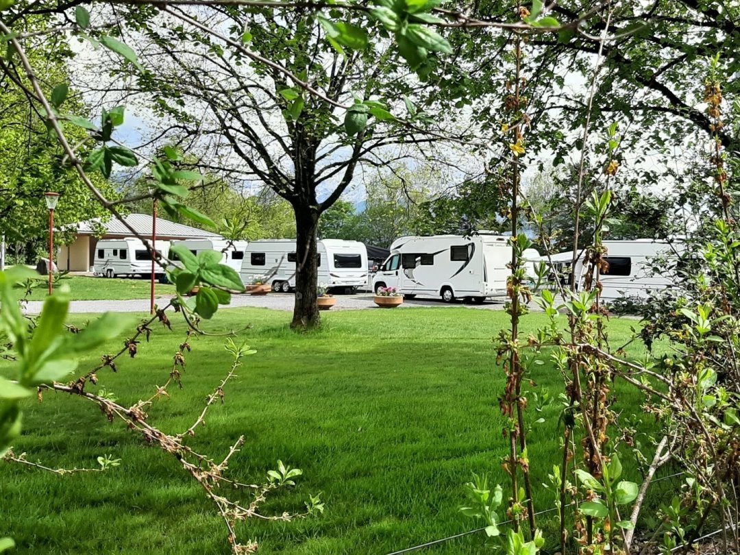 Des Yéniches suisses s'étaient installés sans autorisation sur la place des fêtes à Vouvry.