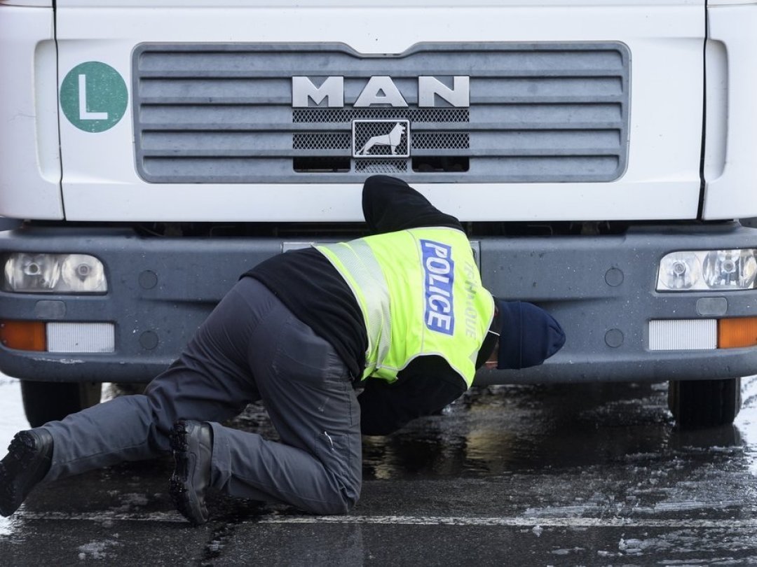 Un agent de la police cantonale valaisanne contrôle un camion au col du Simplon, le 16 novembre 2020.