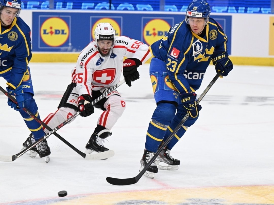 Le Suisse Romain Loeffel, au centre, et ses coéquipiers ont battu la Suède ce samedi sur la glace tchèque.