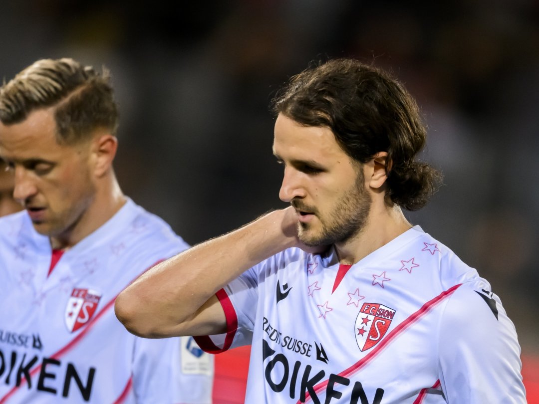 Reto Ziegler et Anto Grgic quittent le terrain déçus après la défaite du FC Sion contre Lucerne au stade de Tourbillon.