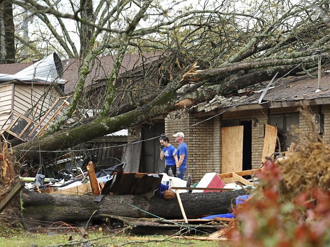 La tornade a laissé dans son sillage un spectacle de désolation avec des voitures retournées, d'immenses arbres déracinés, des poteaux téléphoniques cassés en deux ou encore des maisons éventrées. Ici à Little Rock.