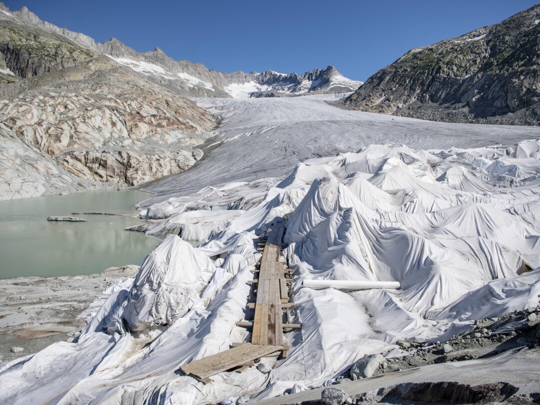 Aucune autorisation de construire n'a été accordée pour la pose des bâches sur le glacier du Rhône.