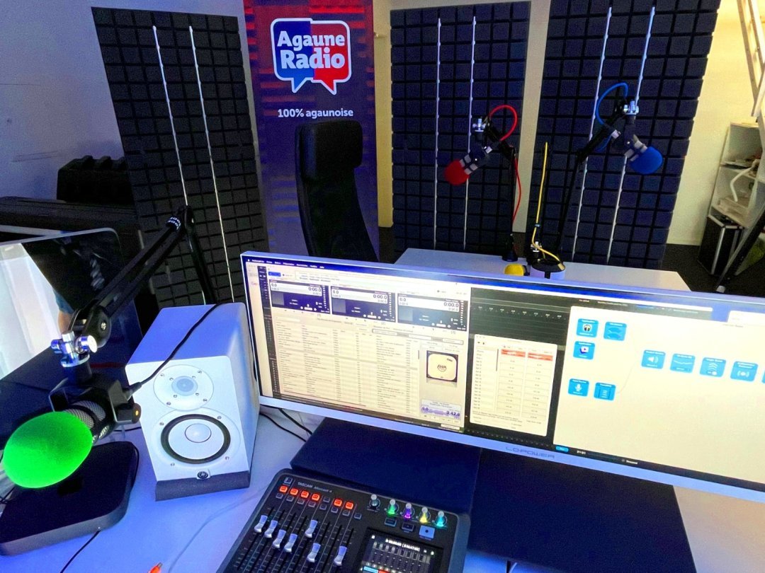 En plus des flashs RTS et d'un programme musical, la radio locale de Saint-Maurice propose également plusieurs émissions en lien avec sa région.