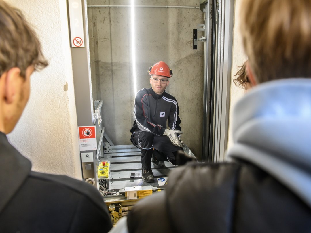 Aurélien Morand a présenté le fonctionnement du système de sécurité des ascenseurs aux élèves des cycles d'orientation régionaux de Sion.