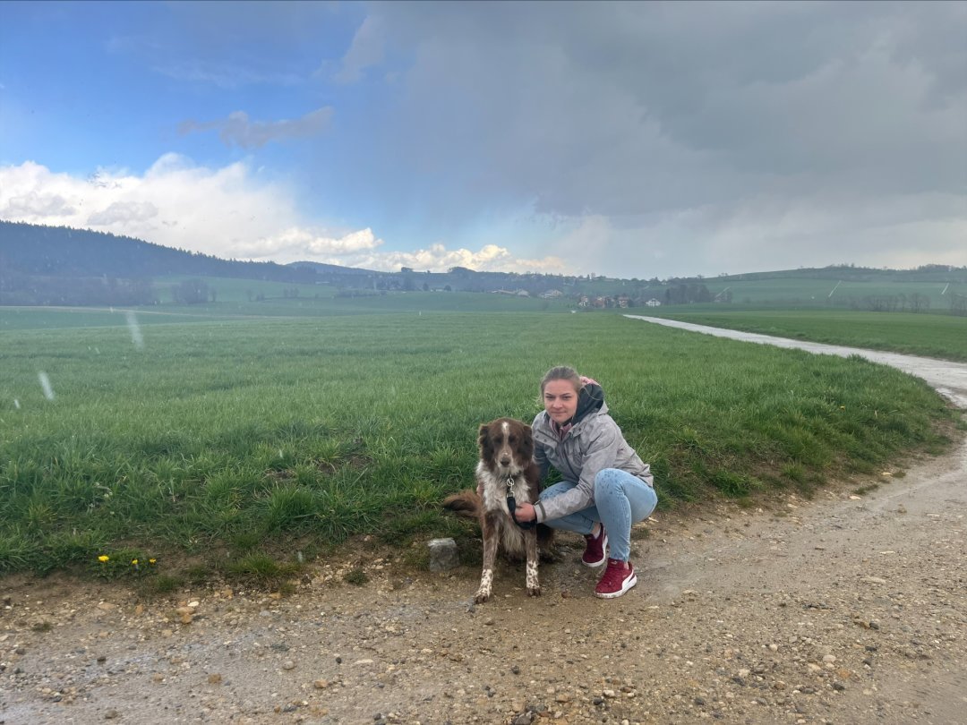 Valérie Damon s'est dissimulée aux yeux du loup en se couchant avec son chien dans ce champ.