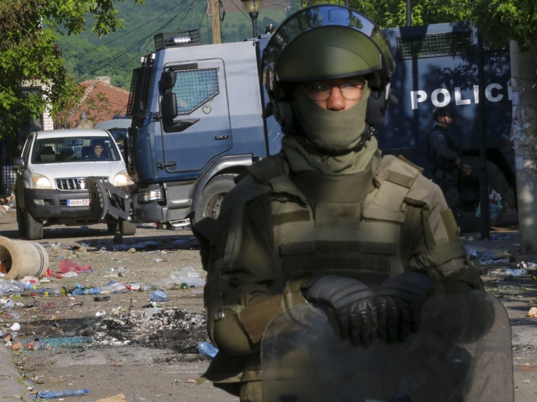 Les soldats de la KFOR protègent le bâtiment de la mairie de Zvecan, dans le nord du Kosovo au lendemain de violents heurts.