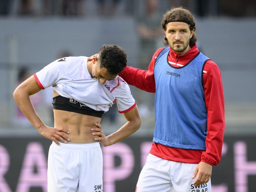 Anto Grgic console Ilyas Chouaref à l'issue de la défaite concédée par le FC Sion contre Stade Lausanne Ouchy lors du match aller du barrage de relégation au stade de Tourbillon.