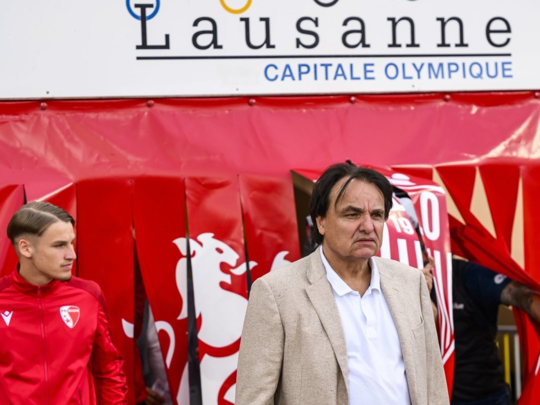 Christian Constantin entre sur la pelouse du stade de La Pontaise mercredi avant le match retour du barrage entre le FC Sion et Stade Lausanne Ouchy.