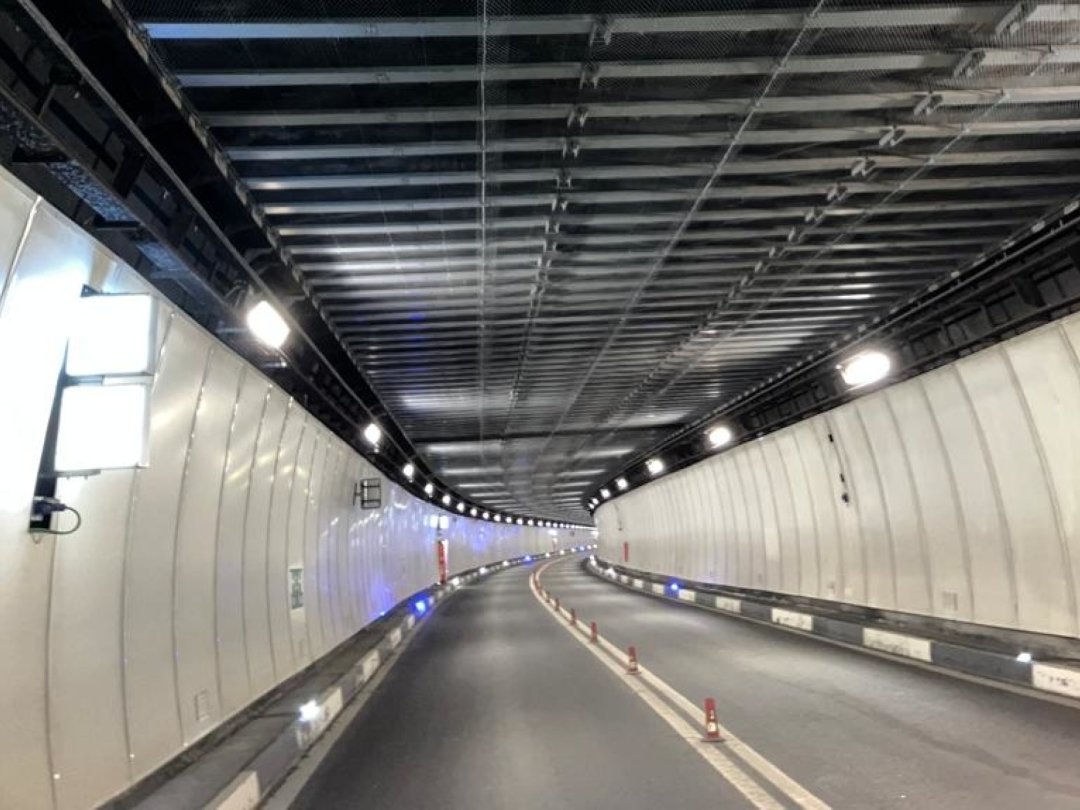 Sécurisée de manière provisoire depuis le mois de septembre 2017, la dalle intermédiaire du tunnel du Grand-Saint-Bernard, surmontant la voie de roulement, sera entièrement remplacée d'ici le printemps 2027.