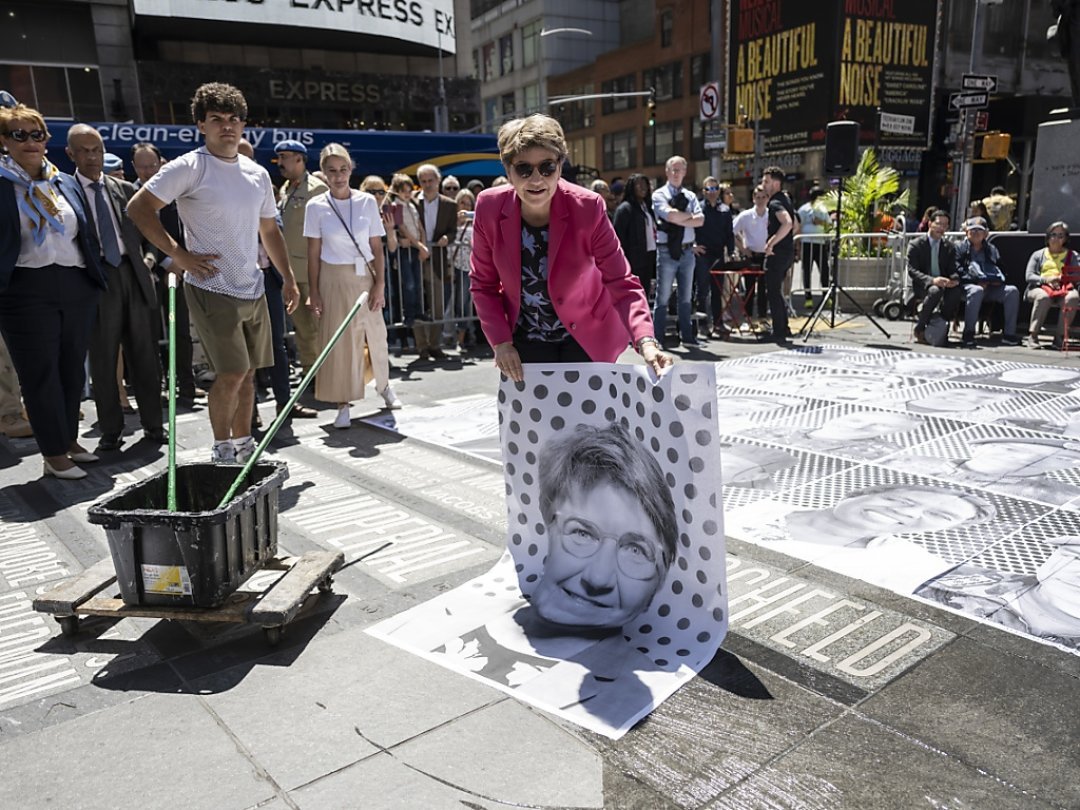 La conseillère fédérale Viola Amherd a collé son portrait sur le sol aux côtés de ceux de soldats de la paix de l'ONU à Times Square à New York.